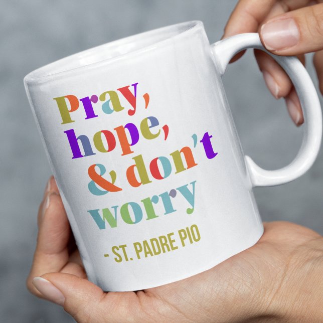 Pray Hope oroa inte St Padre Pio-citat katolik Kaffemugg (St. Padre Pio's advice is elegantly presented in a vibrant and retro-inspired typography, )