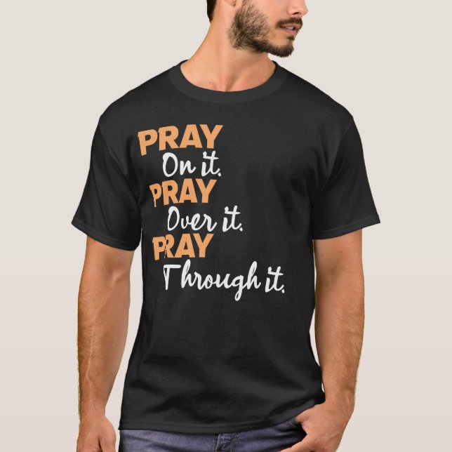 Pray on it, Pray for it, Pray through it. T Shirt (Framsida)