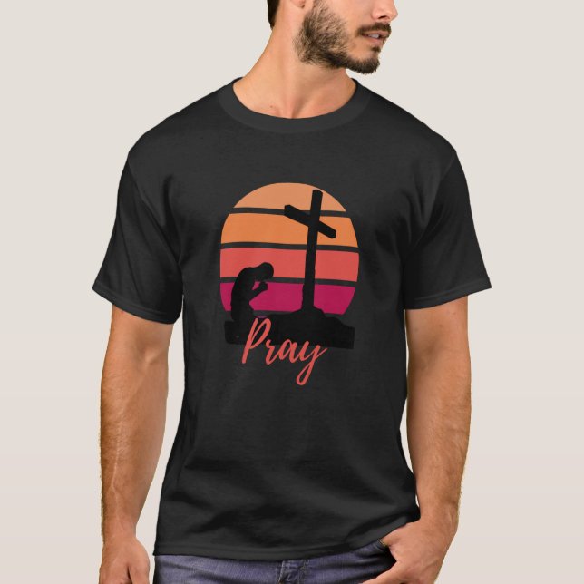 Pray Retro Sunset Silhouette of Man kneeling to Cr T Shirt (Framsida)