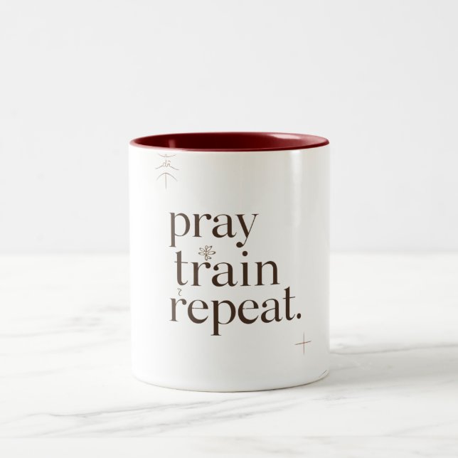 Pray Train Repeat Mugg – Kristet Fitness Motivatio (Center)