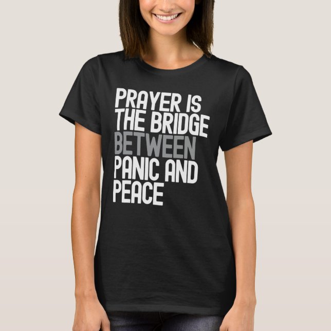 Prayer är bron mellan Panic och Peace T Shirt (Framsida)