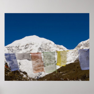 Prayer flaggor och Mount Jhomolhari, Bhutan. Poster