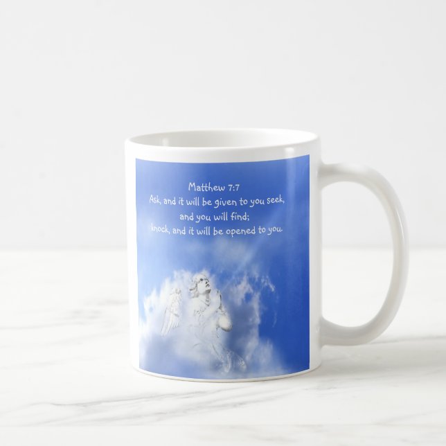 Prayer. Matthew 7:7 Skriptverse med Angel Himlar Kaffemugg (Höger)