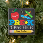 Pre-K Preschool Teacher Keepsaké Bright Chalkboard Julgransprydnad Keramik<br><div class="desc">Förgrundslärardekoration har ett äpple, kritor, en penna och fet, färgstark roligt. Klicka på knappen Anpassa om du vill ha fler alternativ för att ändra texten! Det finns variationer i denna utformning, ytterligare färg och samordnade produkter i vår butik, zazzle.com/store/doodlelulu. Kontakta oss om du behöver den här designen för en specifik...</div>