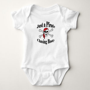 Precis en pirat som jagar booty - färgrik skalle t-shirt