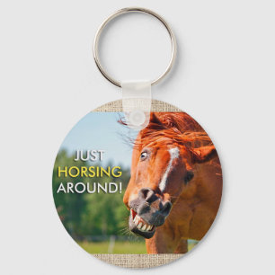Precis fotograferar Horsing runt om häst Nyckelring