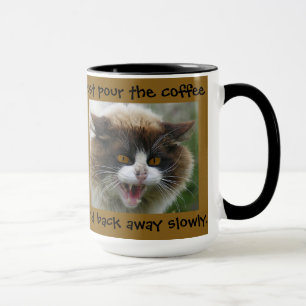 Precis häll kaffet och dra tillbaka bort långsam mugg