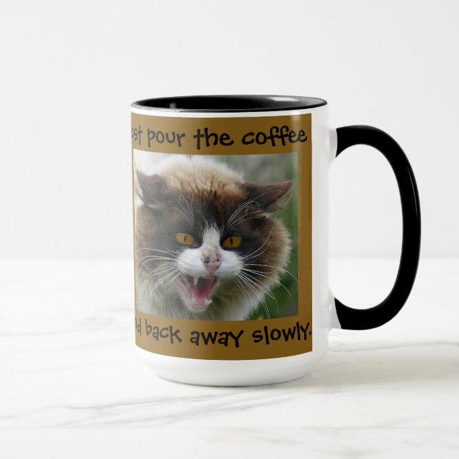 Precis häll kaffet och dra tillbaka bort långsamt… mugg (Höger)