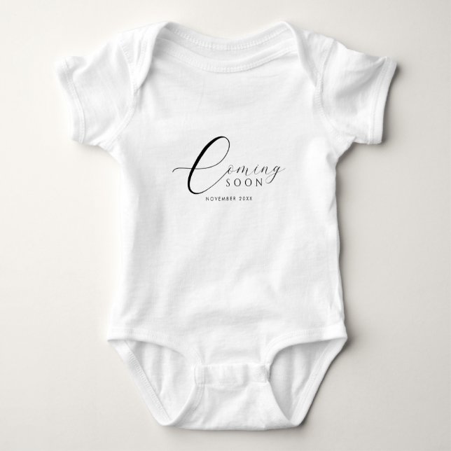 Pregnancy Announcement Coming Soon Scripted  T Shirt (Framsida)