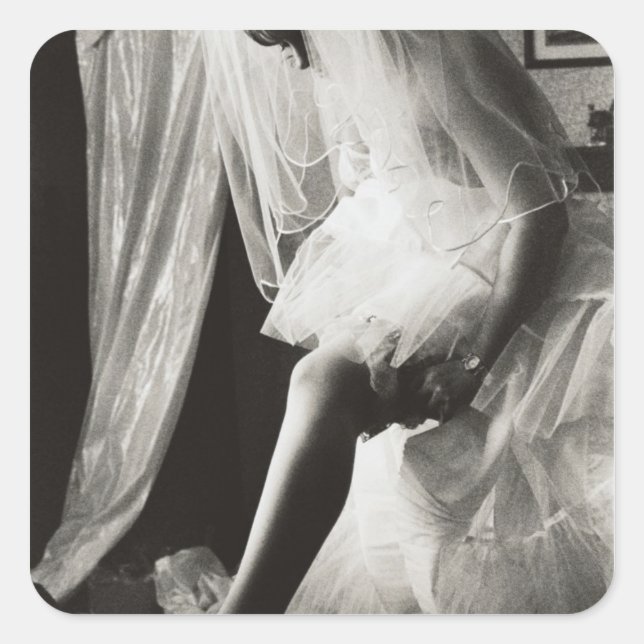 <Preparing>av Kim Koza Fyrkantigt Klistermärke (Framsida)