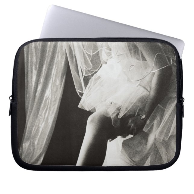 <Preparing> vid Kim Koza Laptop Sleeve (Framsidan)