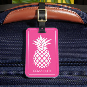 Prepparad vit ananas på rosa bagagebricka