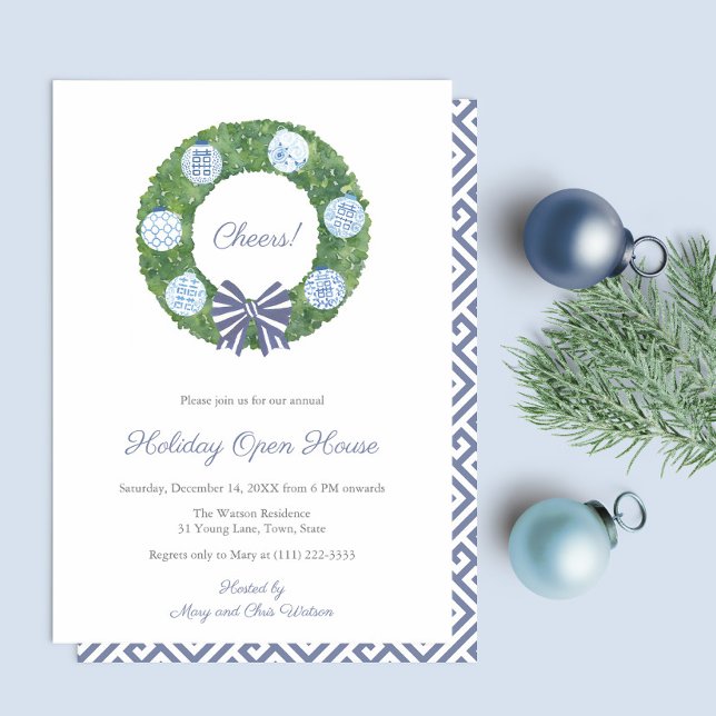 Preppy Boxwood God God Jul Drinks Party Inbjudningar (Holiday Open House party invitation: Preppy boxwood wreath with blue and white ginger jar ornaments.)