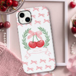 Preppy Cherries Rosa Bows Laurel Wand Logotyp Namn<br><div class="desc">Personlig Iphone case med matvallmokokvetestetiskt i rosa och vitt. Utformningen har körsbär som är bundna med en rosa och inramad med en logotyp stil lagerkrans och namn. Med en mönster av rosans bovar som matchar körsbärets logotyp. Designad för iPhone 14 Plus men passar många andra modeller. Om du väljer en...</div>