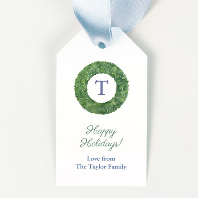 Preppy Chic Buxbomskrans Monogram Glad Jul Presentetikett (Plain greenery boxwood wreath with blue monogram merry christmas gift tags)