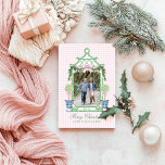 Preppy Chinoiserie jul Pagoda Monogram Julkort<br><div class="desc">Denna julprydnad har en Preppy Chinoiserie-design med en grönt bamboo pagoda ram med en julsvag med en rosa och två toparies i Chinoiserie pots. Du kan anpassa dig med ett namn året och ditt foto.</div>