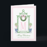 Preppy Chinoiserie jul Pagoda Monogram Kort<br><div class="desc">Det här julkortet har en Preppy Chinoiserie-design med en grönt bamboo pagoda ram med en julkrans med en rosa båge och två toparies i Chinoiserie pots. Grund har en grönt som säger "God jul". Du kan anpassa dig med namn och ditt första. Baksidan har en samordnande mönster.</div>