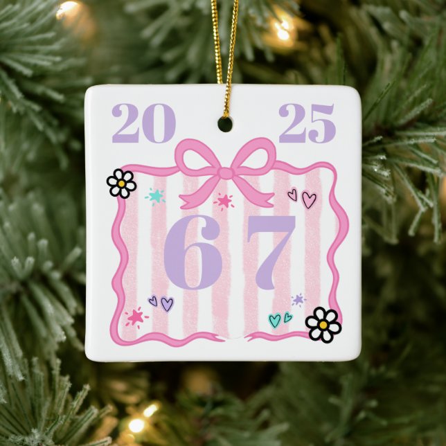 Preppy Coquette 6–7 Rosa randig rosett Trendår Julgransprydnad Keramik (Träd)