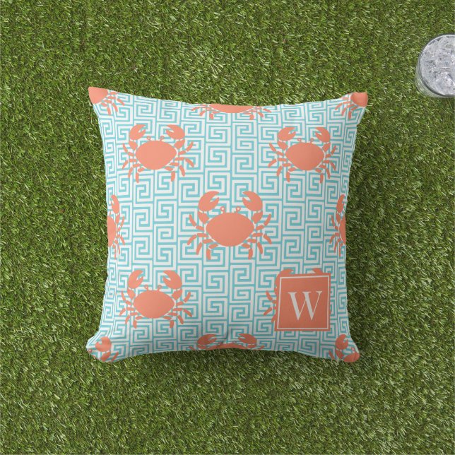 Preppy Crab Greek Key Coral & Turquoise Monogram Kudde (Gräs)