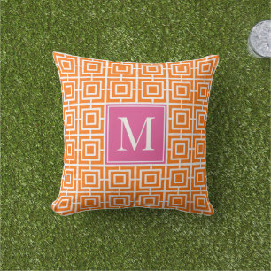 Preppy fyrkantig gittermonogram varmt rosa & orang kudde