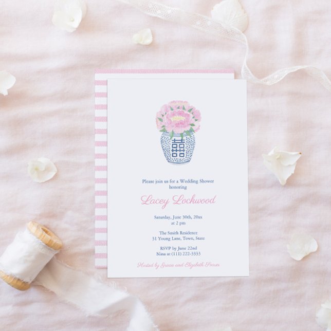 Preppy Ginger Burk Rosa Peonies Girl Baby Shower Inbjudningar (Pretty Invitation Featuring A Ginger Jar Vase Filled With Pink Peonies & A Pink White Stripe Backer)