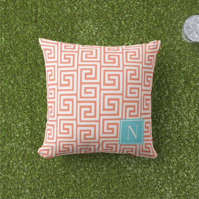 Preppy Greek Key Monogram – Coral & Turquoise Kudde (Gräs)