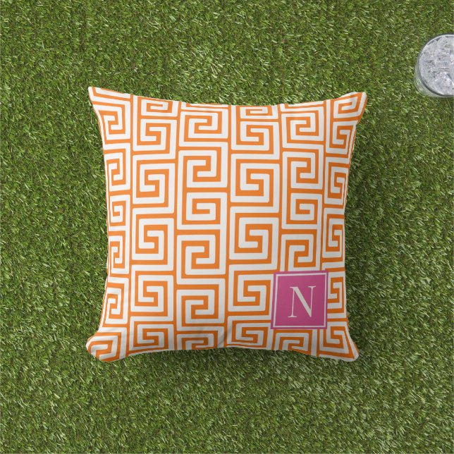 Preppy Greek Key Monogram – Orange & Hot Pink Kudde (Gräs)