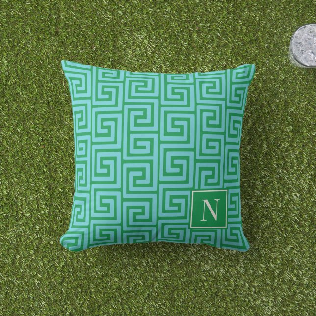 Preppy Greek Key Monogram – Turquoise & Green Kudde (Gräs)