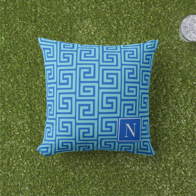 Preppy Greek Key Monogram – Turquoise & Royal Kudde (Gräs)
