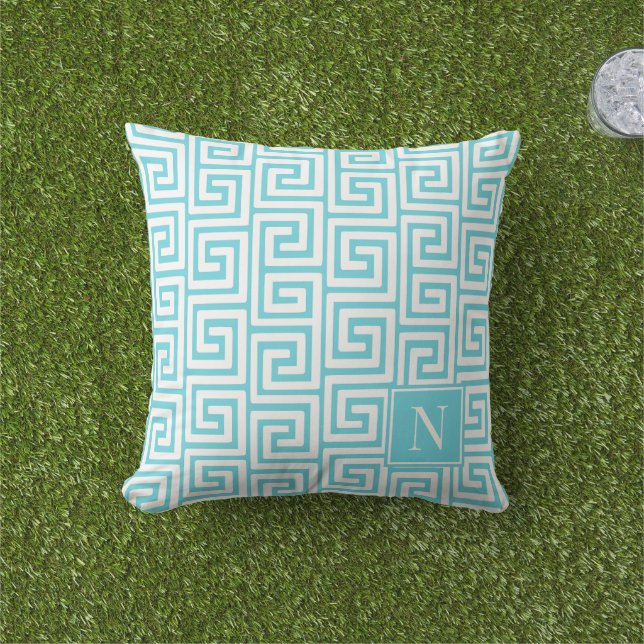 Preppy Greek Key Monogram – Turquoise & White Kudde (Gräs)