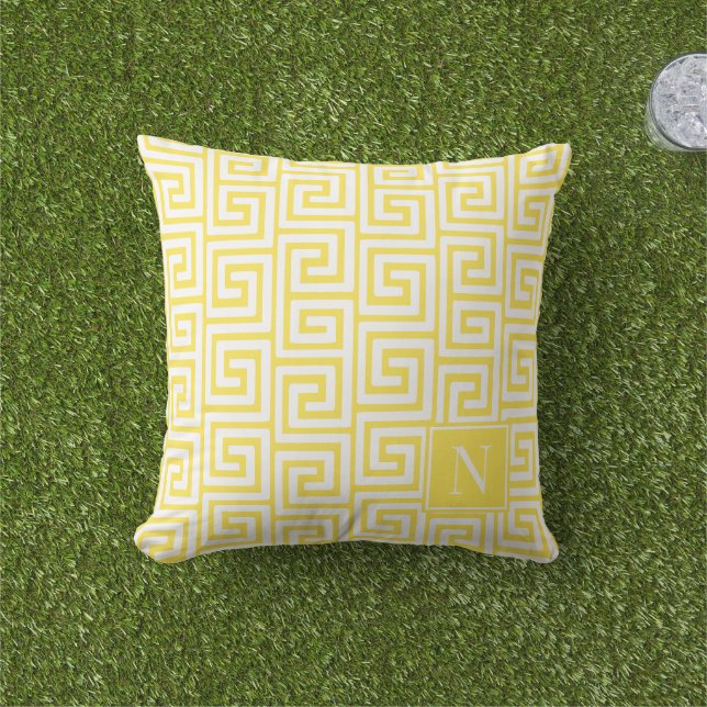 Preppy Greek Key Monogram – Yellow & White Kudde (Gräs)