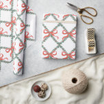 Preppy jul Trellis med Red Bows Presentpapper<br><div class="desc">Den här roligten har en grönt med diamantträdgårdsslitis med röda bär och röda band vid skärningspunkterna.</div>