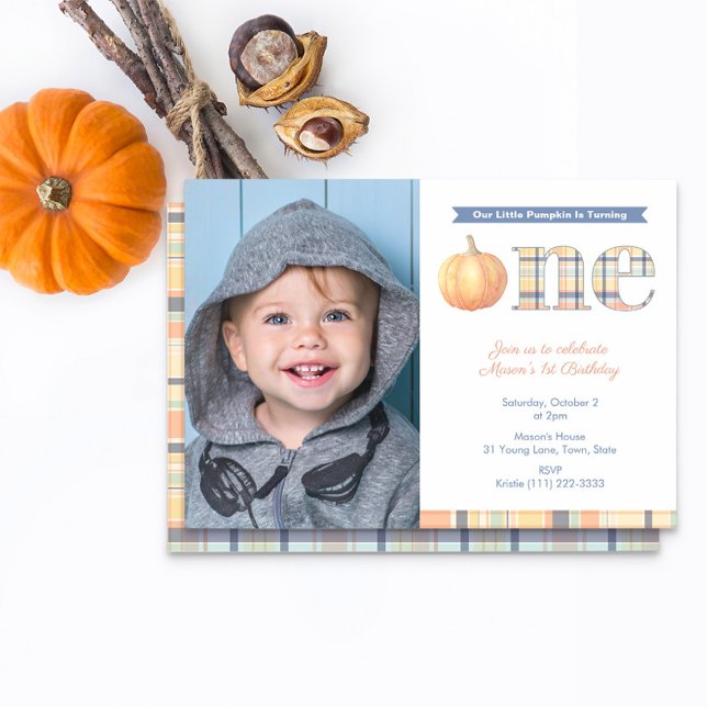 Preppy Little Pumpkin 1st Birthday Party Inbjudningar (Smart 1st birthday party for boy picture invitation with a fall pumpkin madras plaid theme)