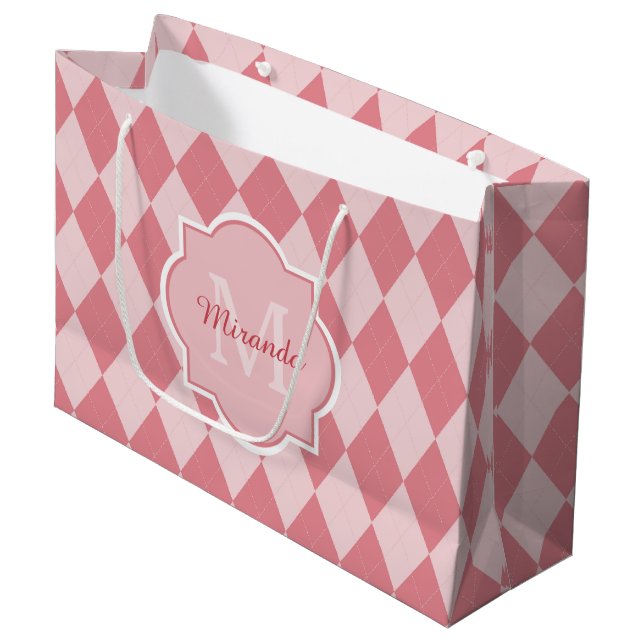Preppy Ljus rosa Argyle Girly Monogram och Namn (Framsidan Vinklad)