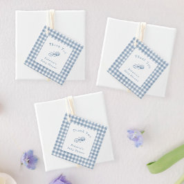 Preppy Pojke Blue Gingham med Rattle Tack Gåvor Etiketter