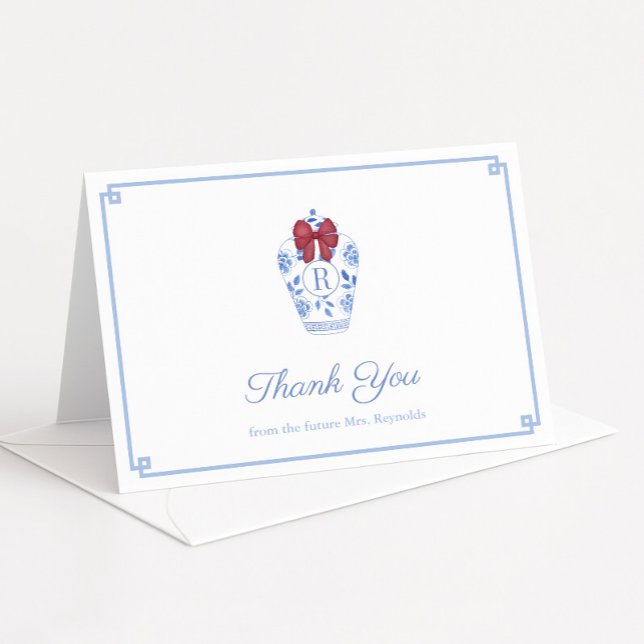 Preppy Röd Band Monogram Jul Bröllopsdusch Tack Kort (Preppy red Holidays bridal shower thank you cards featuring a ginger jar with monogram & red bow)