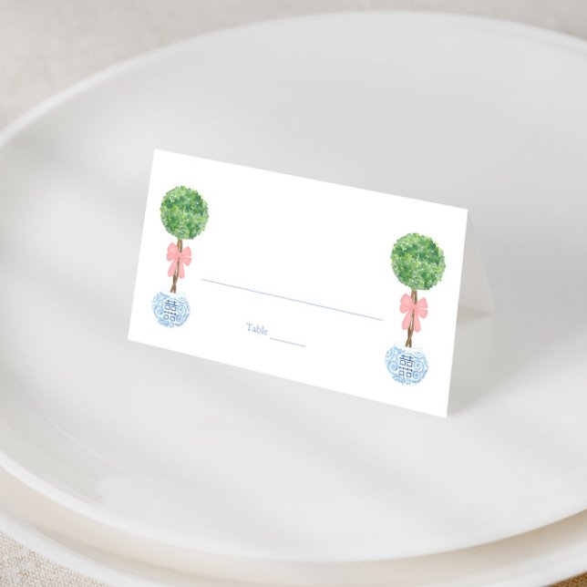 Preppy Rosa Bow Topiary Girl Baby Shower Brunch Pl Placeringskort (Elegant boxwood topiary balls with pink bow place cards for baby girl shower or wedding)