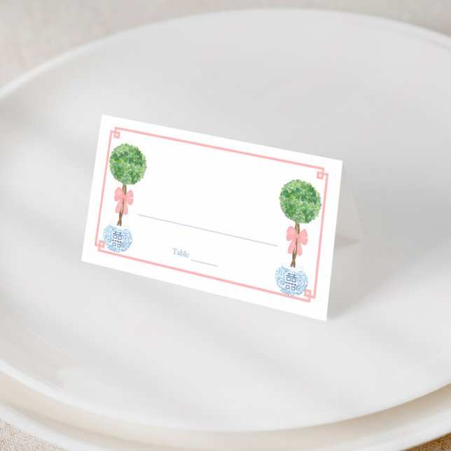 Preppy Rosa Bow Topiary Girl Baby Shower Brunch Placeringskort (Pink Greek Key border with boxwood topiary baby shower place cards)