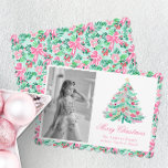 Preppy Rosa & Grönt Handflatan Beach Julgran Julkort<br><div class="desc">PreppyPrint.com - Fira jul i stil! Lägg till personligens beröring till de här julkorten. Överför den här designen även till de produkter du vill ha! Klicka på "Ta bort från baksidan av kortet" under "Logotyp & Oberoende Creator Mark" för att ta bort QR-koden från baksidan av kortet. Besök min designerbutik,...</div>