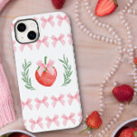 Preppy Strawberry Rosa Gingham Bows Laurel Wandan<br><div class="desc">Iphone case med preppy coquette-estetik i rosa och vitt. Konstruktionen har jordgubbsbär med rosa ginghams, inramad med en logotyp stil lagerkrans och mönster gräns av rosa bögar för att matcha jordgubbens logotyp. Designad för iPhone 14 Plus men passar många andra modeller. Om du väljer en annan modell kontrollerar du att...</div>