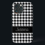 Preppy svartvit Houndstooth personlig<br><div class="desc">Ett preppy vit- och svarthoundstoothmönster presenteras på detta mobila fodral. Personifiera lätt med ditt namn.</div>