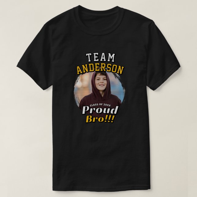 Preppy Team [Efternamn] Stolt Bro Grad Foto T Shirt (Design framsida)