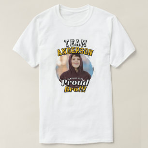 Preppy Team [Efternamn] Stolt Bro Grad Foto T Shirt