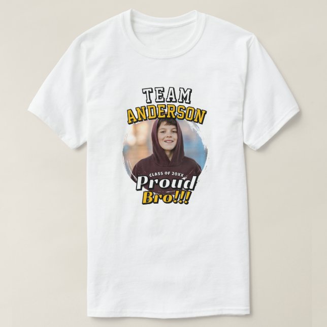Preppy Team [Efternamn] Stolt Bro Grad Foto T Shirt (Design framsida)