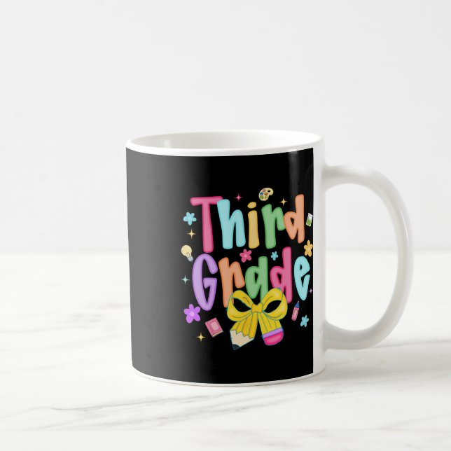 Preppy Tredje Klass Åter Till Skolan 3:e Klass Lär Kaffemugg (Höger)