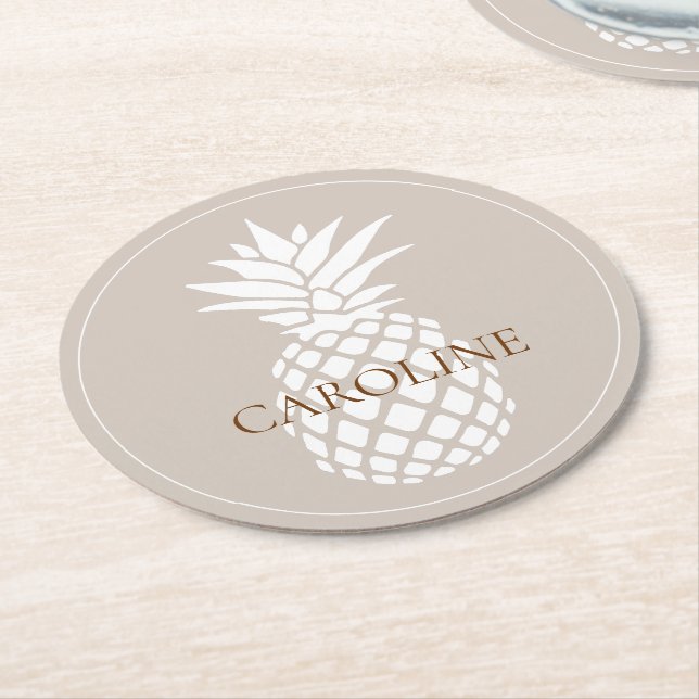 Preppy White Pineapples on Beige Underlägg Papper Rund (Vinklad)