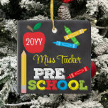 Preschool Teacher Keepsaké Chalkboard Colorful Julgransprydnad Keramik<br><div class="desc">Förgrundslärardekoration har ett äpple, en härskare, kritor och fet, färgstark roligt. Klicka på knappen Anpassa om du vill ha fler alternativ för att ändra texten! Det finns variationer i denna utformning, ytterligare färg och samordnade produkter i vår butik, zazzle.com/store/doodlelulu. Kontakta oss om du behöver den här designen för en specifik...</div>