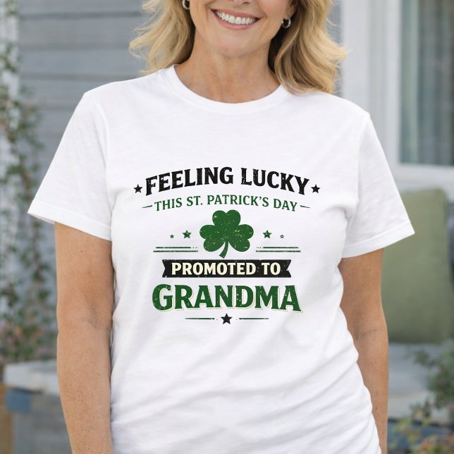 Present för bebisannonsering på St. Patrick's Day T Shirt (St. Patrick’s Day Baby Announcement Gift Shirt)