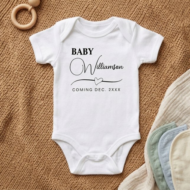 Present med eget namn - Förväntar sig överraskande T Shirt (personalized last name baby bodysuit, modern pregnancy announcement clothes)