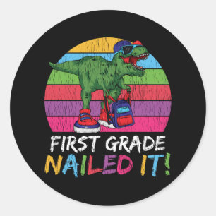 Present till första klass som sagt 'Nailed It' T R Runt Klistermärke